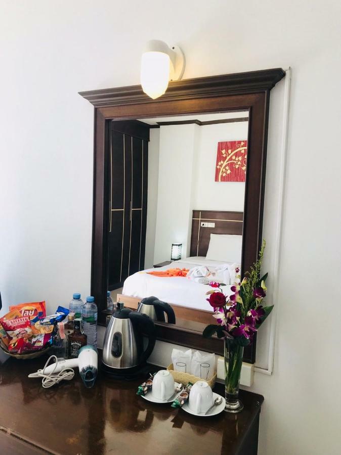 Soleluna Hotel Patong Bagian luar foto