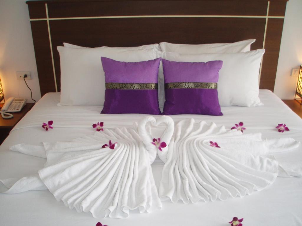 Soleluna Hotel Patong Bagian luar foto